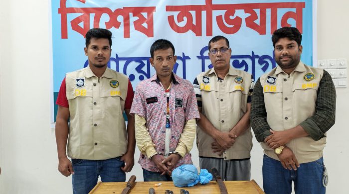 বরিশাল কাউনিয়ায় ডিবির অভিযানে মাদক ও অস্ত্রসহ যুবক গ্রেপ্তার