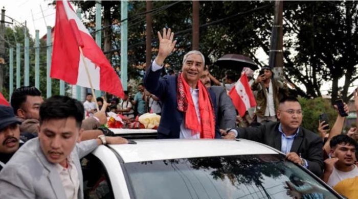 গ্রেপ্তারি পরোয়ানা মাথায় নিয়েই দেশে ফিরলেন সাবেক প্রধানমন্ত্রী দেউবা