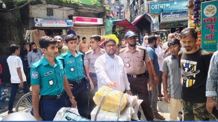 বরিশাল নগরীর কাটপট্টি এলাকায় বিসিসির অভিযান, ৩ প্রতিষ্ঠানকে জরিমানা