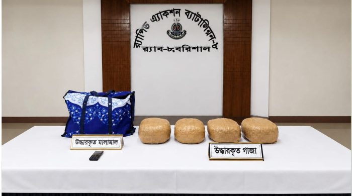 বরিশালে বাস থেকে ১০ কেজি গাঁজা উদ্ধার, যাত্রীবেশে থাকা ব্যক্তি গ্রেপ্তার