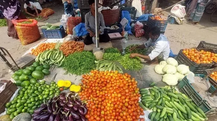 বরিশালে ১০০ টাকার নিচে মিলছে না বেশিরভাগ সবজি