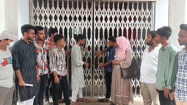 বরিশালের সিভিল সার্জন মনিরুজ্জামান বদলি, ছয় দিনের আন্দোলনের সমাপ্তি