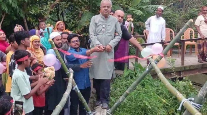 বরিশালে লাল ফিতা কেটে বাঁশের সাঁকো উদ্বোধন করলেন বিএনপির নেতা