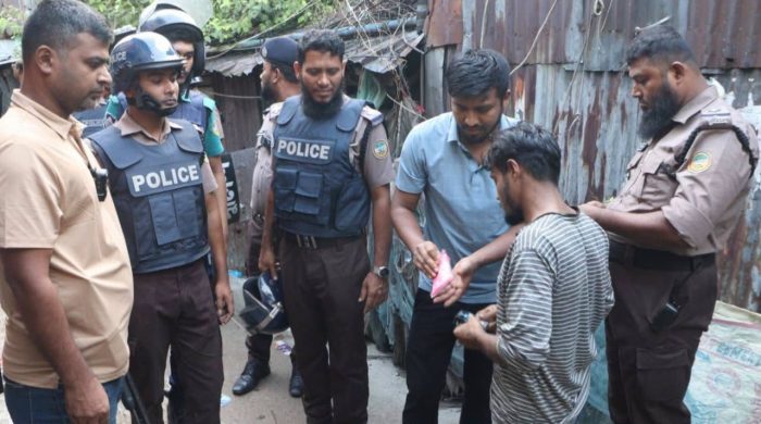 মাদক ব্যবসায়ী ও সন্ত্রাসীদের খুঁজছে বরিশাল মেট্রোপলিটন পুলিশ