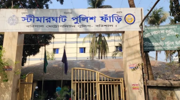মাদকবিরোধী অভিযানে ‘ধরা-ছাড়া ও লেনদেন’: স্টিমারঘাট ফাঁড়ির ৬ পুলিশ সদস্য প্রত্যাহার