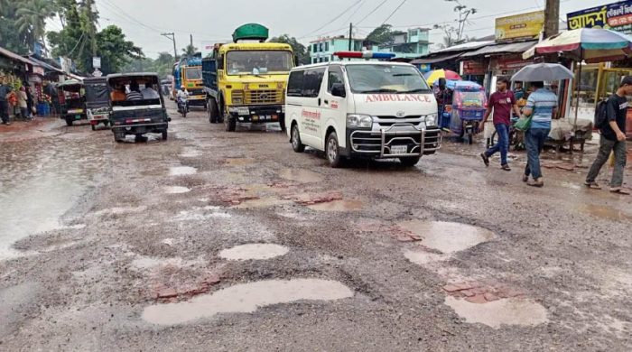 টানা বর্ষণে খানাখন্দে বেহাল ঢাকা-বরিশাল মহাসড়ক