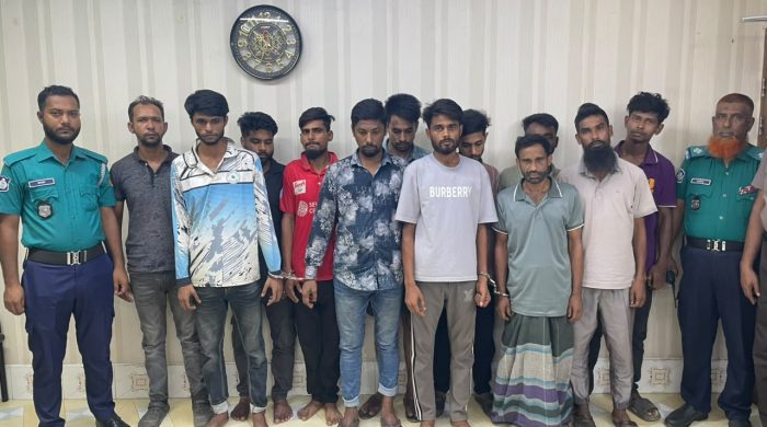 কাউনিয়ায় থানার সাঁড়াশি অভিযান, ১২ জন আটক